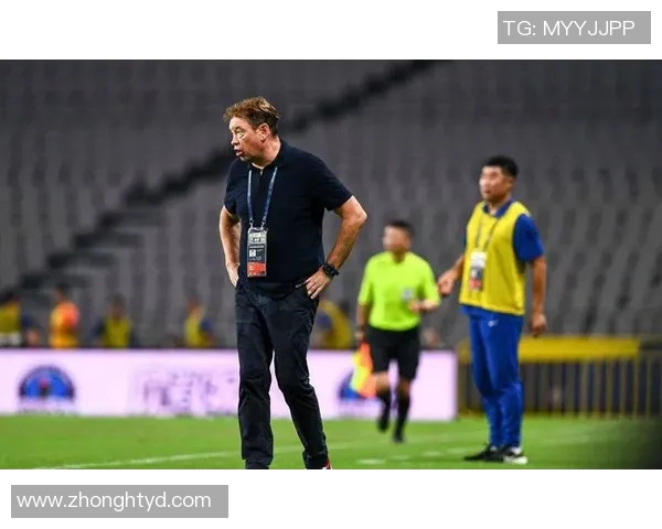 球迷热情高涨机场迎接足球巨星盛大接机场面引发轰动