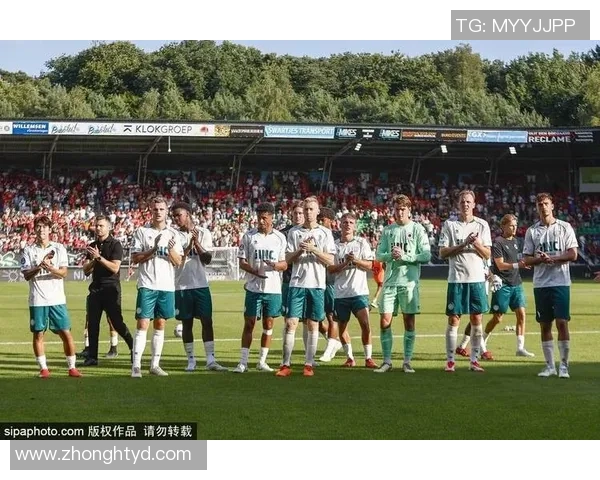 足球的光辉岁月与球迷的热血情怀共鸣:从一代球星到一代球迷的传奇传承 足球的光辉岁月与球迷的热血情怀共鸣:从一代球星到一代球迷的传奇传承