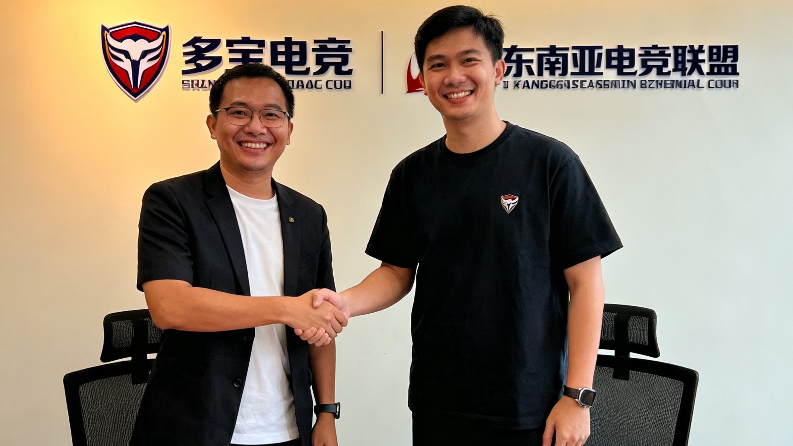 签约仪式现场，多宝电竞CEO与东南亚电竞联盟代表握手交换合作协议，双方代表微笑合影。